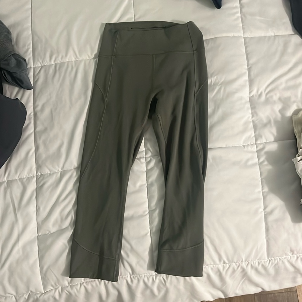 LuLu Lemon leggings 28inches (from waist to bottom hem). Size 4 (US)